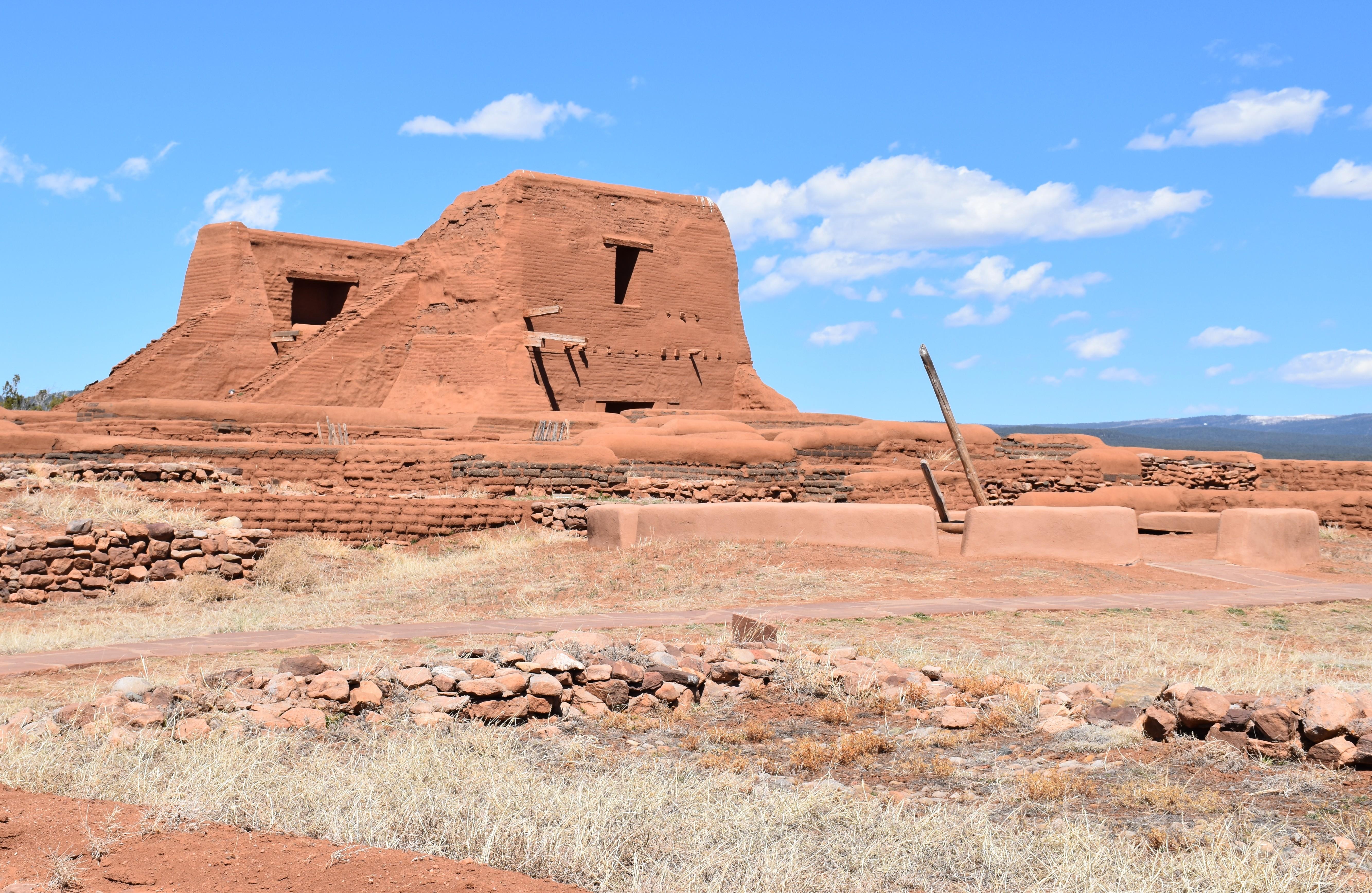 Pecos Mission Church and kiva context image with convento-kiva authority record / 佩科斯传教教堂与基瓦遗址